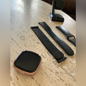 FitBit Versa 4 - Lightly used w/bands & charging stand